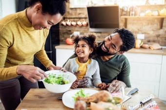 10 récompenses cachées d une famille qui mange ensemble 