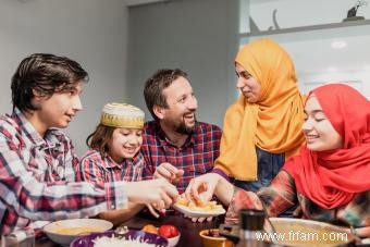 10 récompenses cachées d une famille qui mange ensemble 