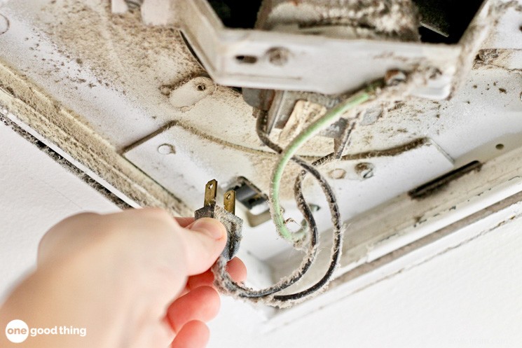 Comment nettoyer les ventilateurs de plafond de la salle de bain 