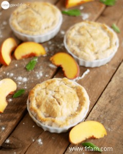 Ces mini tartes aux pêches sont la meilleure façon de savourer l été 