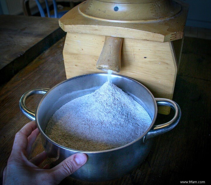 Voici comment utiliser un moulin à grains et faire de la farine [avec images] 