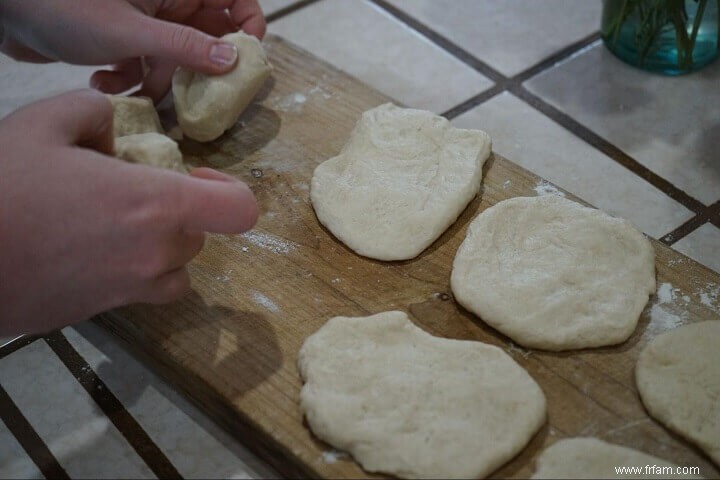 Comment faire du bannock (pain de survie) 