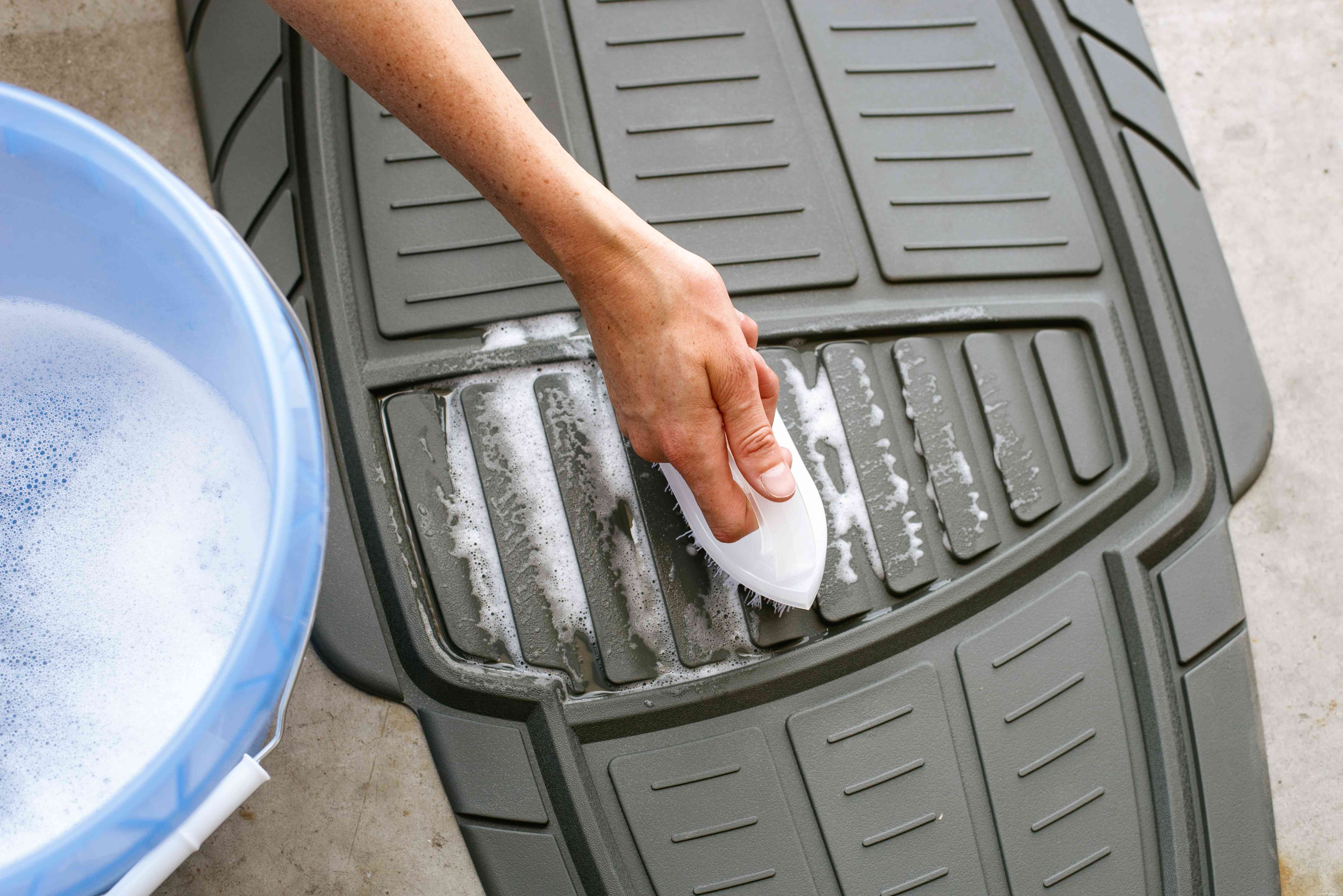 Comment nettoyer les tapis de voiture 