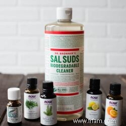 Nettoyant pour sols parfumé au pin DIY (fait avec des huiles essentielles !) 