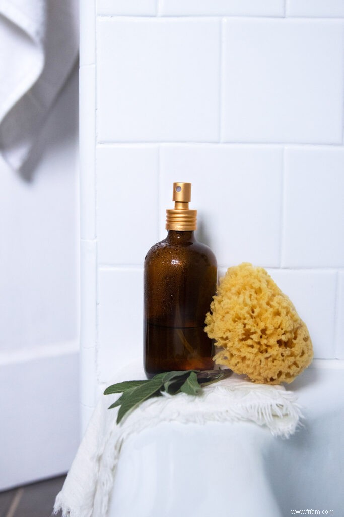 Éloignez la moisissure et la moisissure avec un spray nettoyant naturel pour la douche 