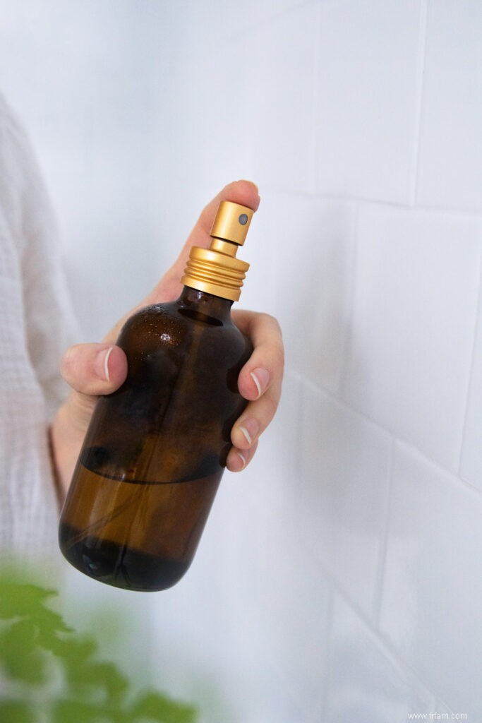 Éloignez la moisissure et la moisissure avec un spray nettoyant naturel pour la douche 