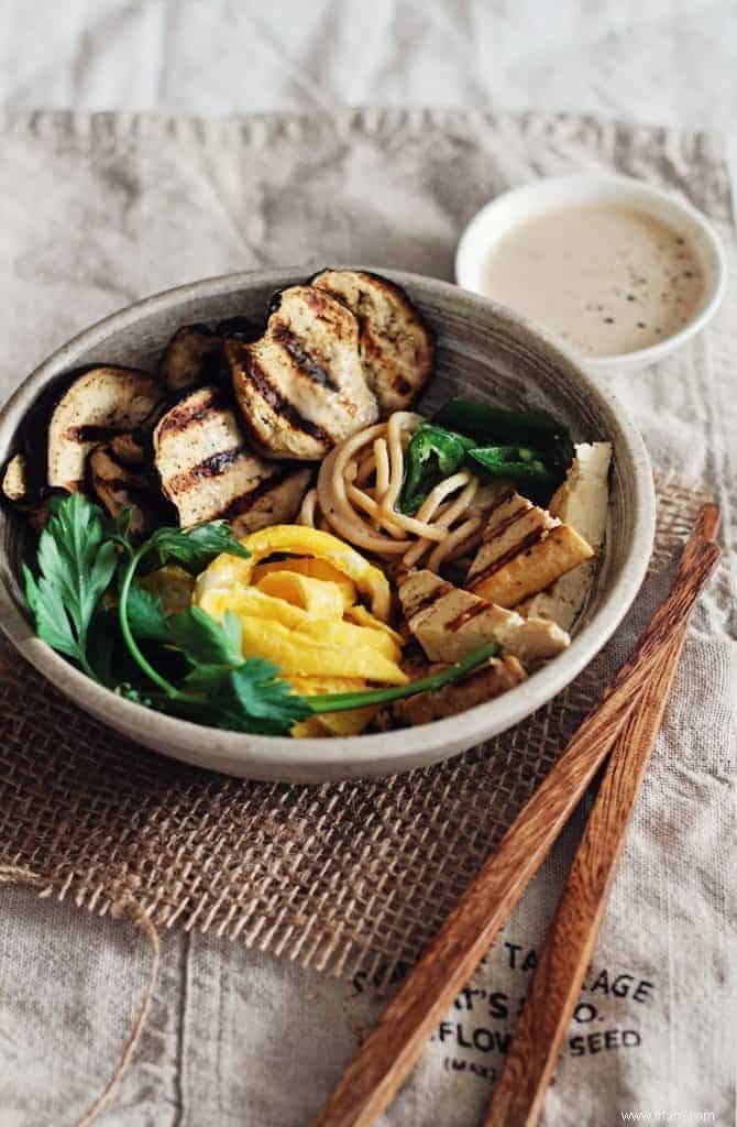 Bol protéiné soba avec aubergines grillées, tofu et sauce au beurre d amande épicée 