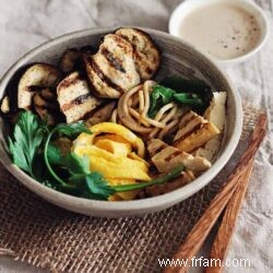 Bol protéiné soba avec aubergines grillées, tofu et sauce au beurre d amande épicée 