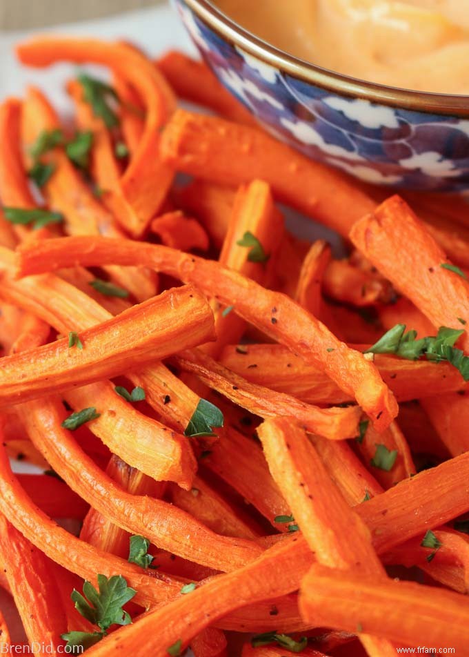 Frites de carottes cuites au four avec trempette sriracha facile 