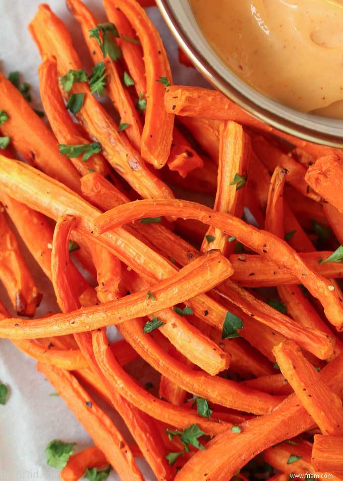 Frites de carottes cuites au four avec trempette sriracha facile 