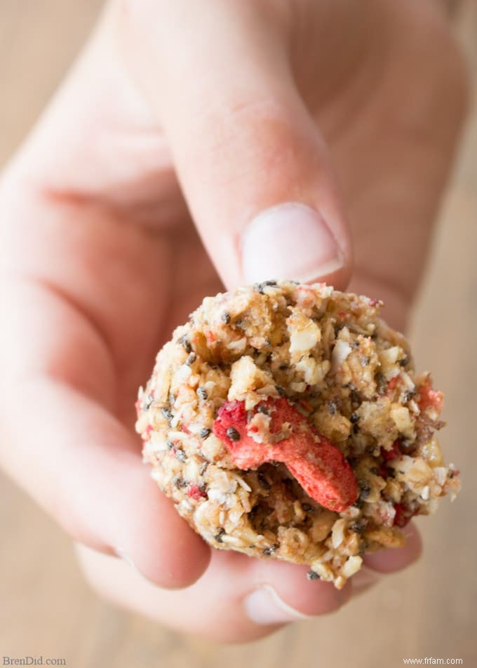 Boules d énergie croustillantes à la fraise… Collation saine sans cuisson pour les enfants 