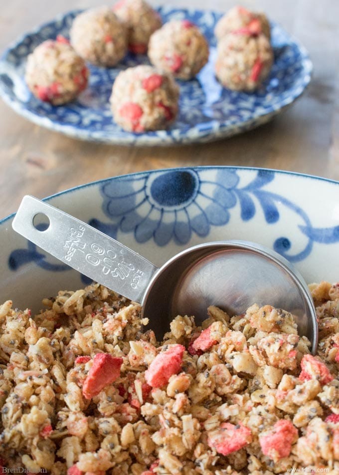 Boules d énergie croustillantes à la fraise… Collation saine sans cuisson pour les enfants 