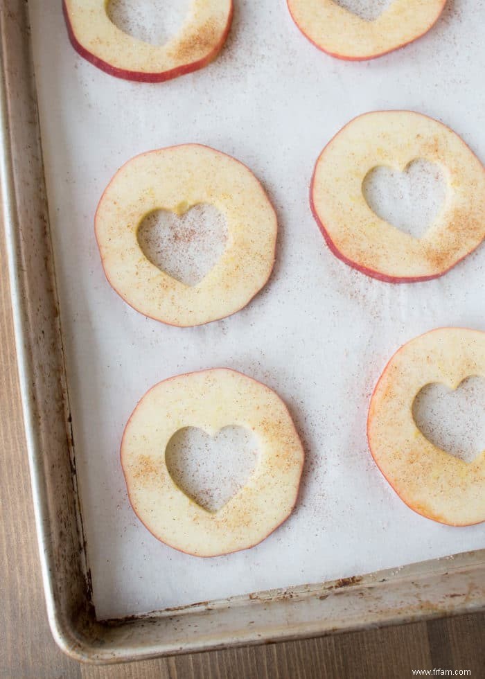 Croustilles de pommes saines cuites au four pour la Saint-Valentin 