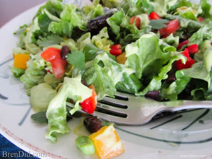 Salade saine du sud-ouest avec vinaigrette crémeuse à l avocat 