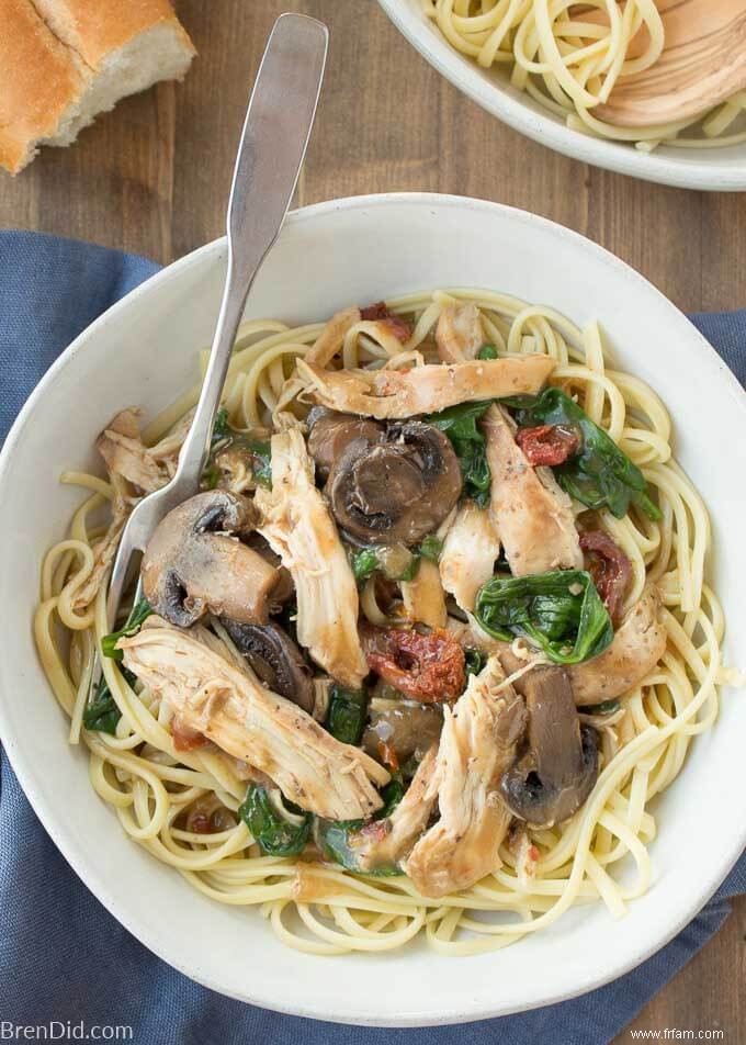 Marsala de poulet à la mijoteuse avec champignons, tomates séchées et épinards 