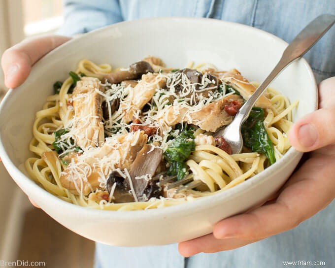 Marsala de poulet à la mijoteuse avec champignons, tomates séchées et épinards 