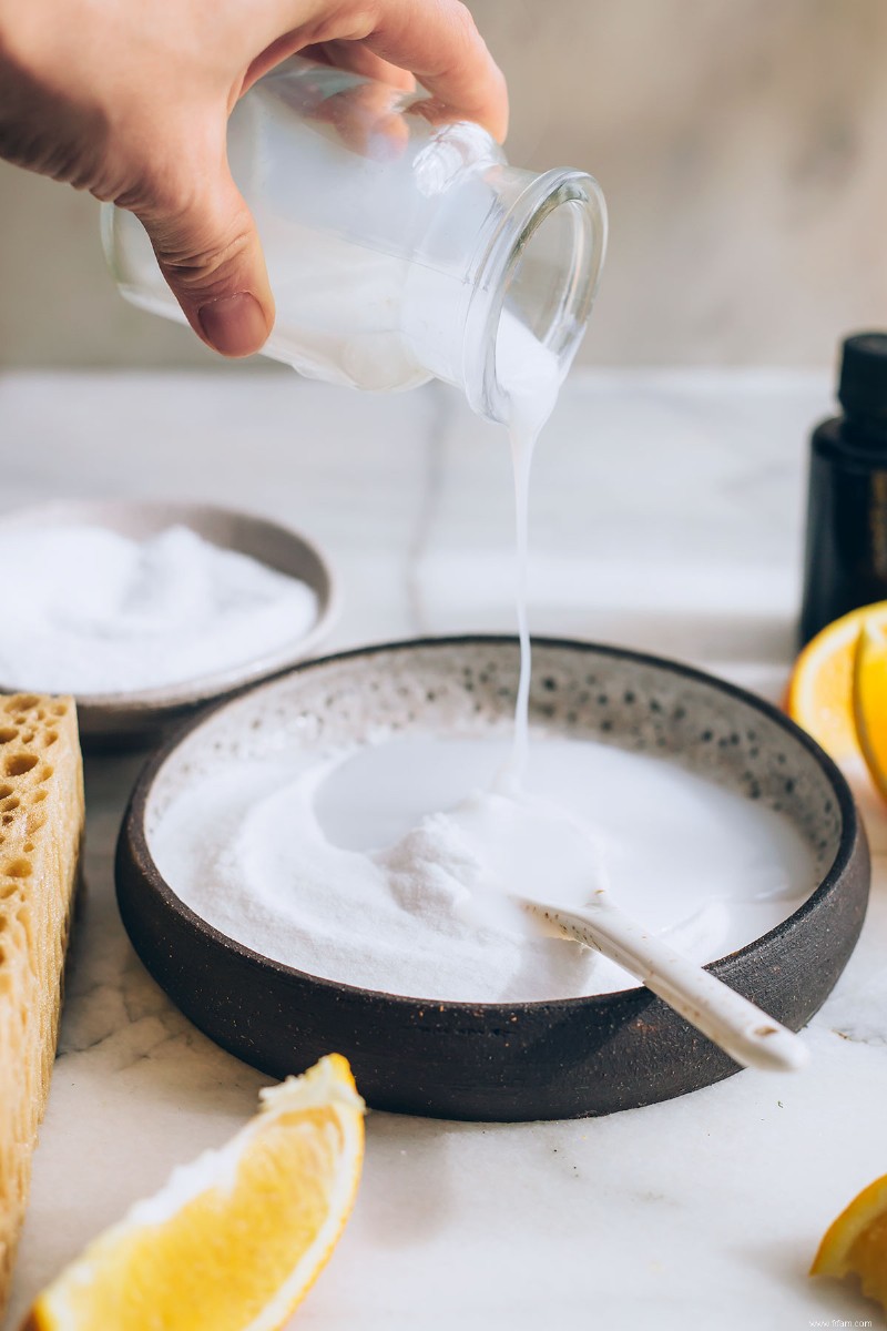 Gommage doux antibactérien fait maison pour baignoires et porcelaine 