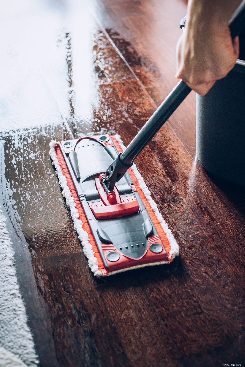 Comment nettoyer en toute sécurité les planchers de bois franc avec un nettoyant pour plancher de bricolage 