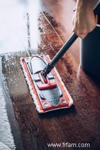 Comment nettoyer en toute sécurité les planchers de bois franc avec un nettoyant pour plancher de bricolage 