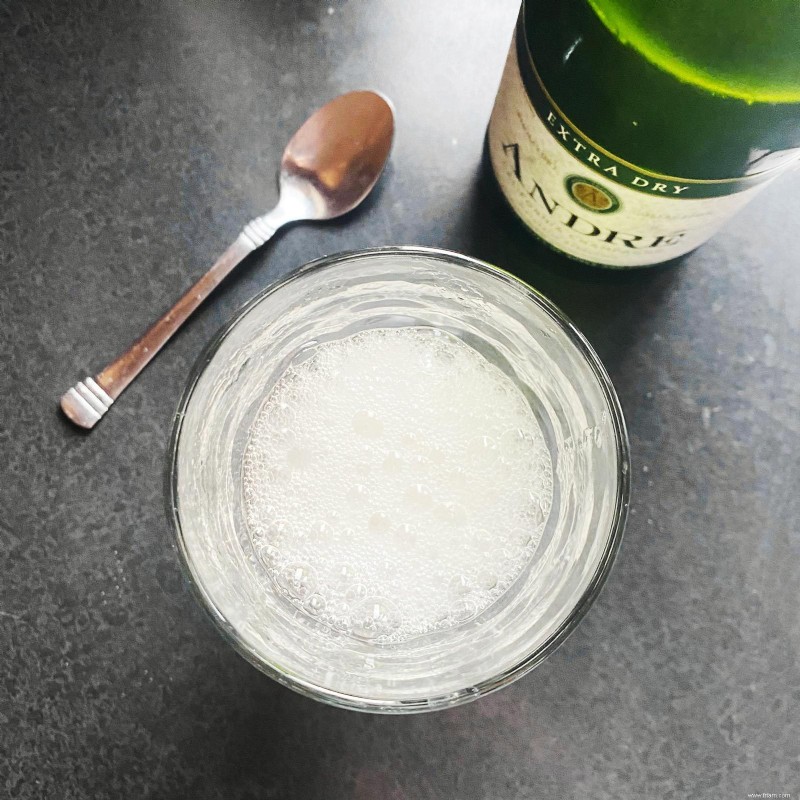 Cette astuce Easy Spoon empêche-t-elle le champagne de tomber à plat ? 