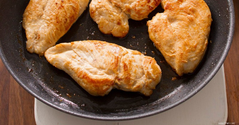 Comment faire cuire des poitrines de poulet dans une poêle pour qu elles ne se dessèchent pas 