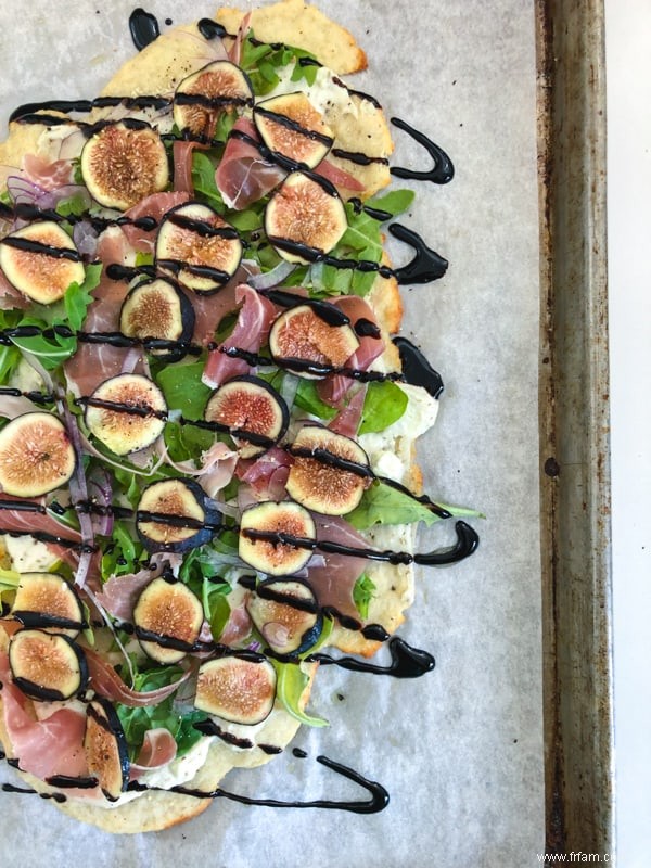 Pizza à la ricotta, aux figues et au prosciutto 