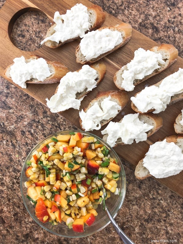 Salsa aux pêches de maïs et aux jalapenos avec burrata 