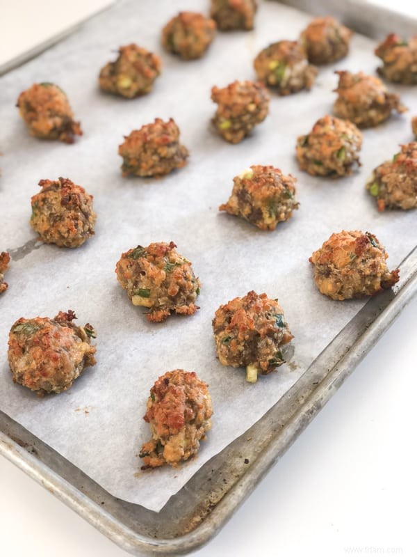 Boulettes de saucisses au fromage et aux oignons verts 