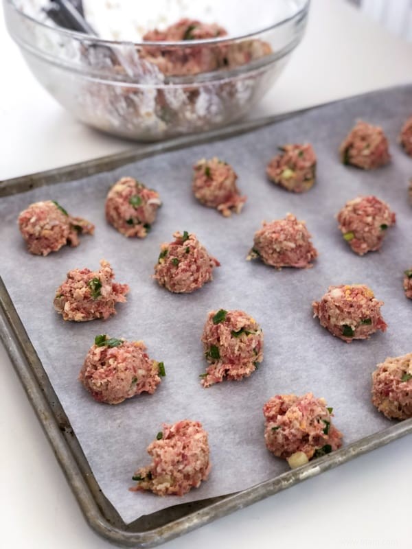 Boulettes de saucisses au fromage et aux oignons verts 