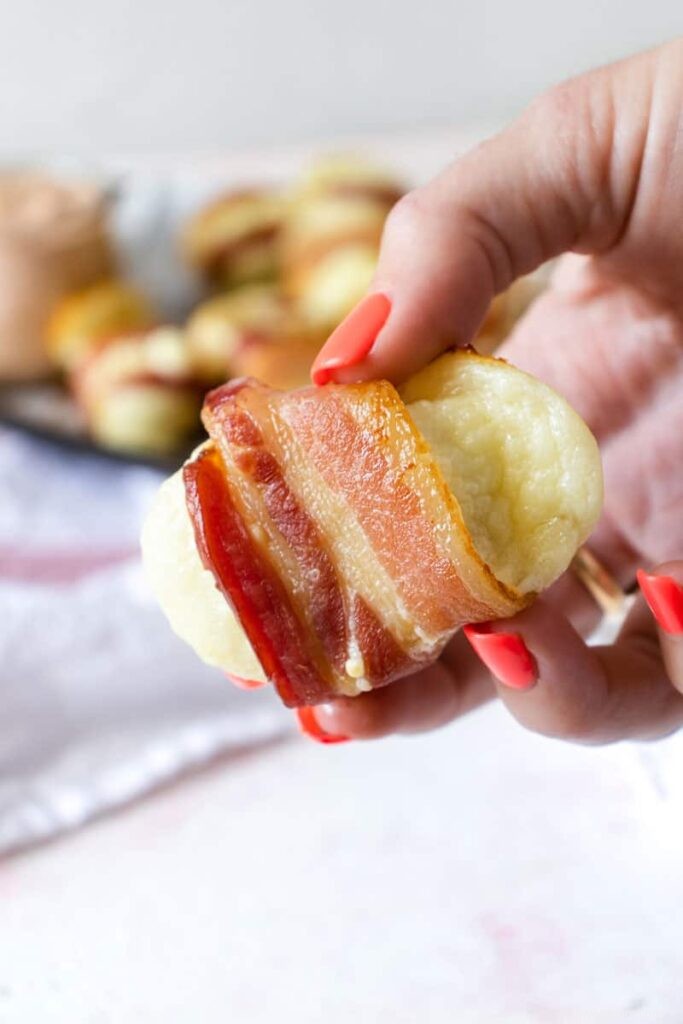 Bouchées de plantain enveloppées de bacon et de fromage 