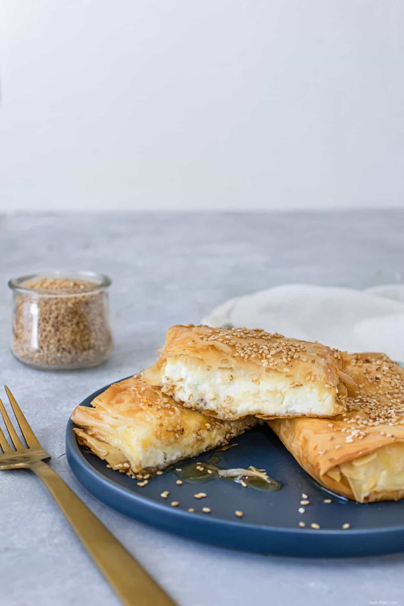 Feta et miel enveloppés de pâte filo à la grecque 