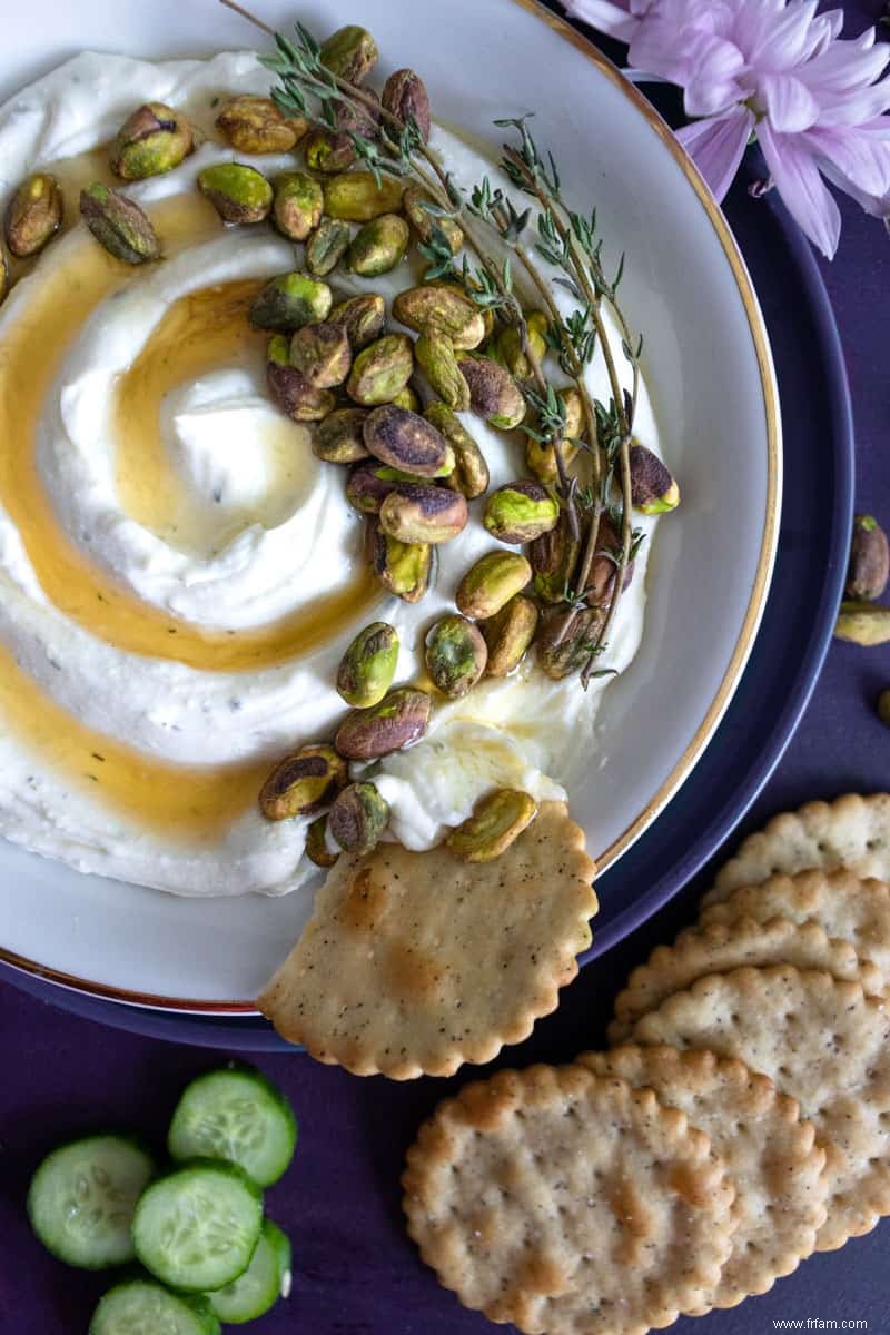 Trempette feta fouettée au miel et aux pistaches 