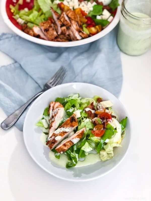 Salade Cobb au poulet BBQ avec vinaigrette au yogourt et aux fines herbes 