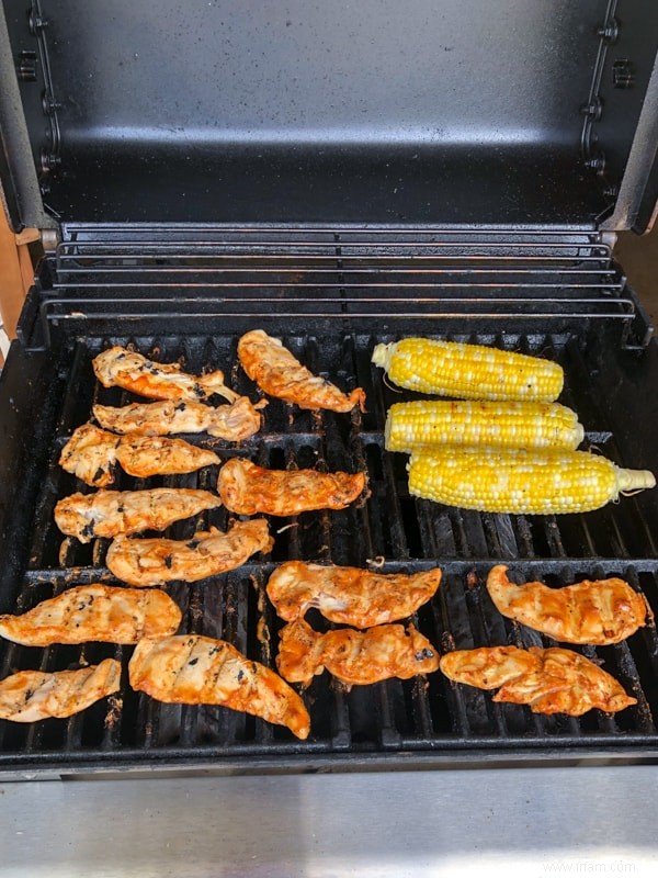 Salade Cobb au poulet BBQ avec vinaigrette au yogourt et aux fines herbes 