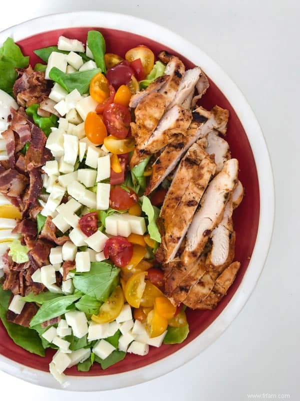 Salade Cobb au poulet BBQ avec vinaigrette au yogourt et aux fines herbes 