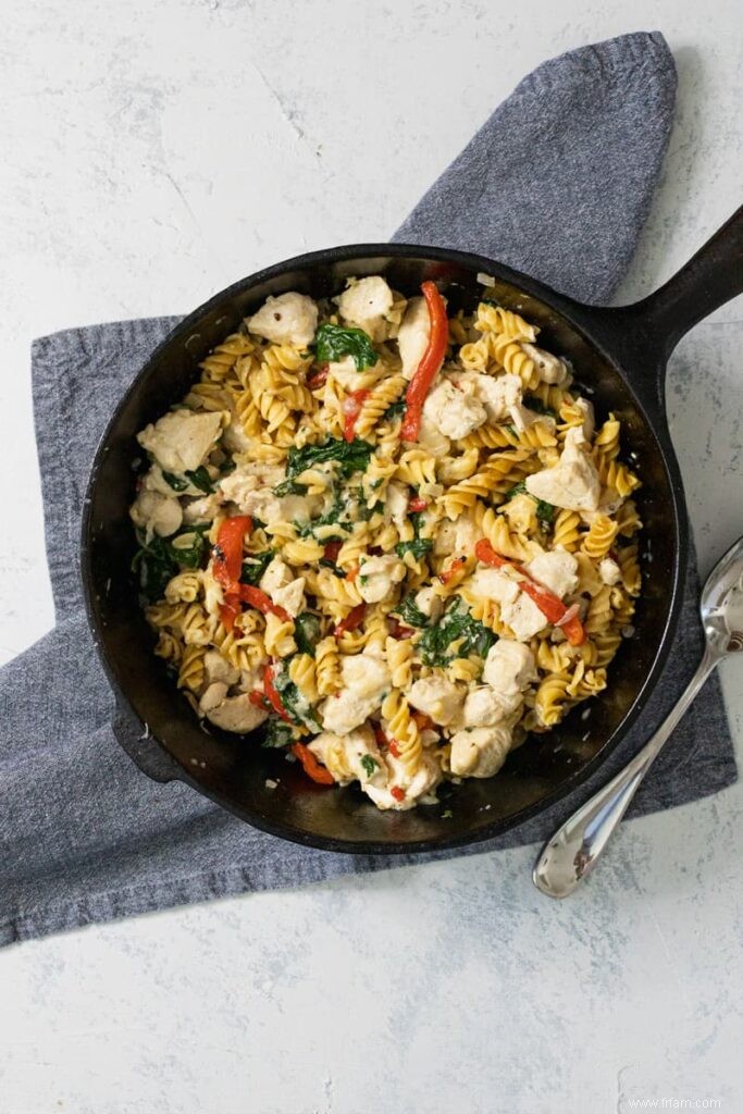 Pâtes faciles à la poêle au poulet et aux épinards 