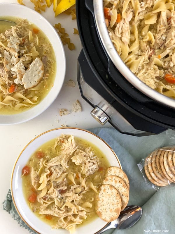 Soupe instantanée au poulet et aux nouilles 