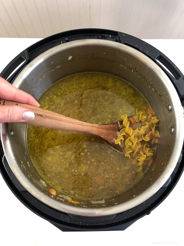 Soupe instantanée au poulet et aux nouilles 