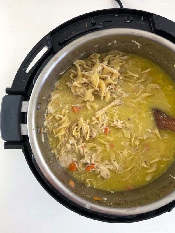 Soupe instantanée au poulet et aux nouilles 