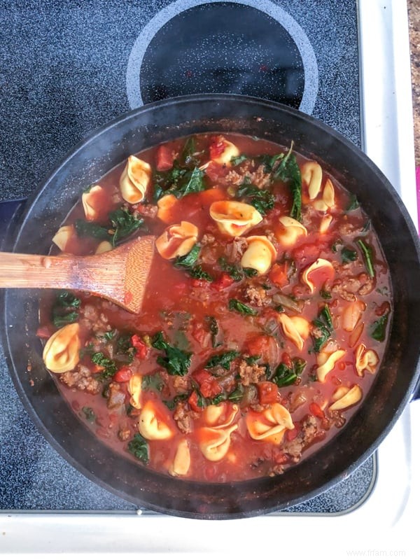 Soupe rustique aux tortellinis avec saucisse italienne et chou frisé 