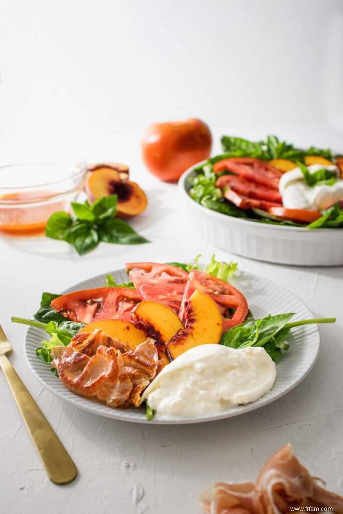 Salade caprese aux pêches et aux tomates 