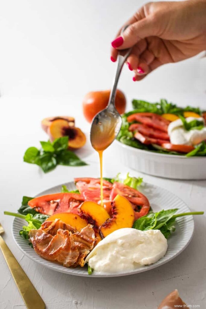 Salade caprese aux pêches et aux tomates 