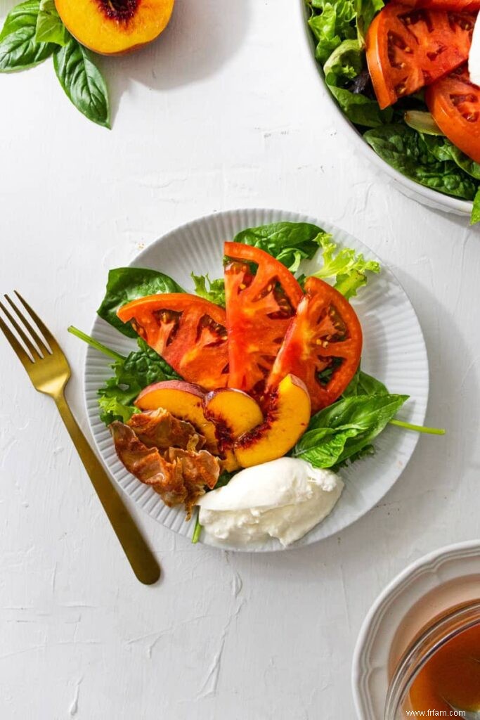 Salade caprese aux pêches et aux tomates 