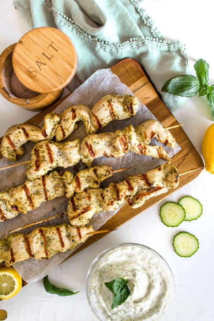 Brochettes de poulet grillé au citron et aux fines herbes 