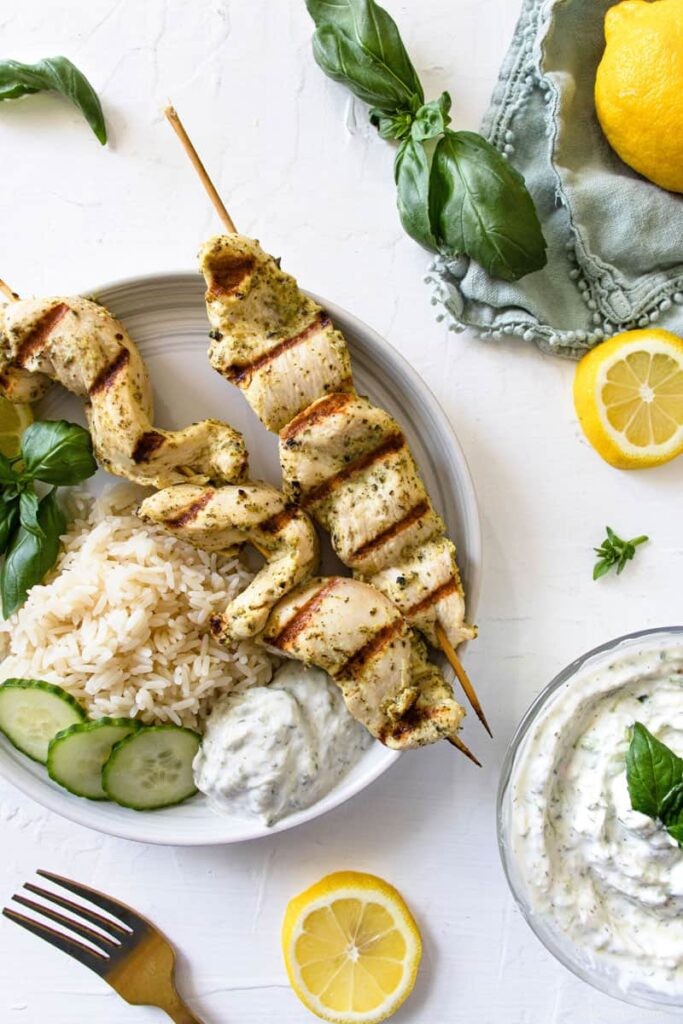 Brochettes de poulet grillé au citron et aux fines herbes 