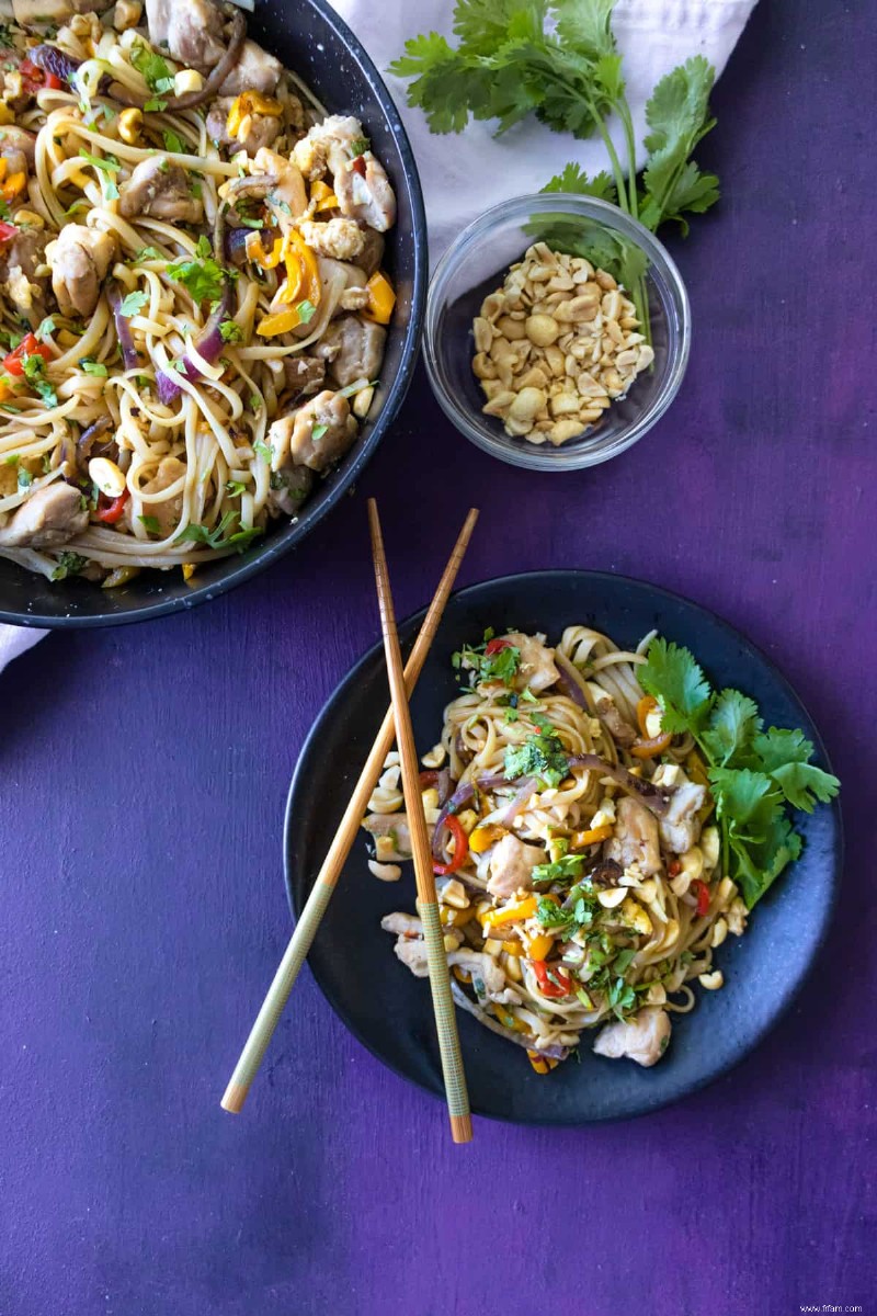 Pad thaï épicé au poulet sain 