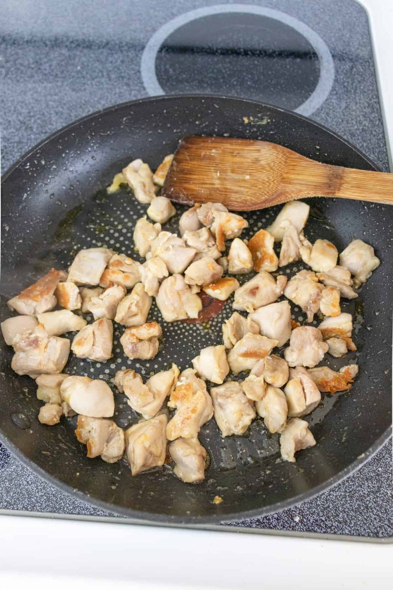 Pad thaï épicé au poulet sain 