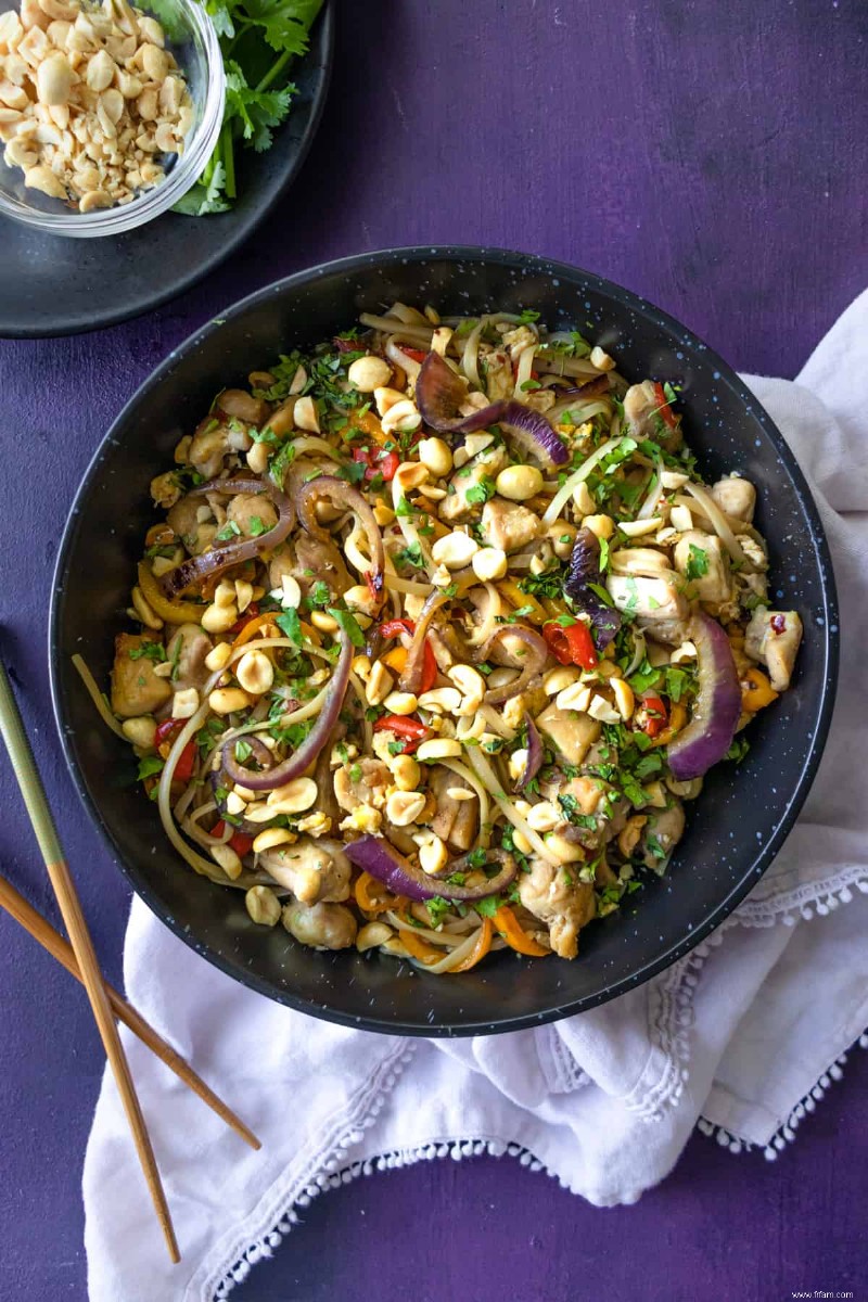 Pad thaï épicé au poulet sain 