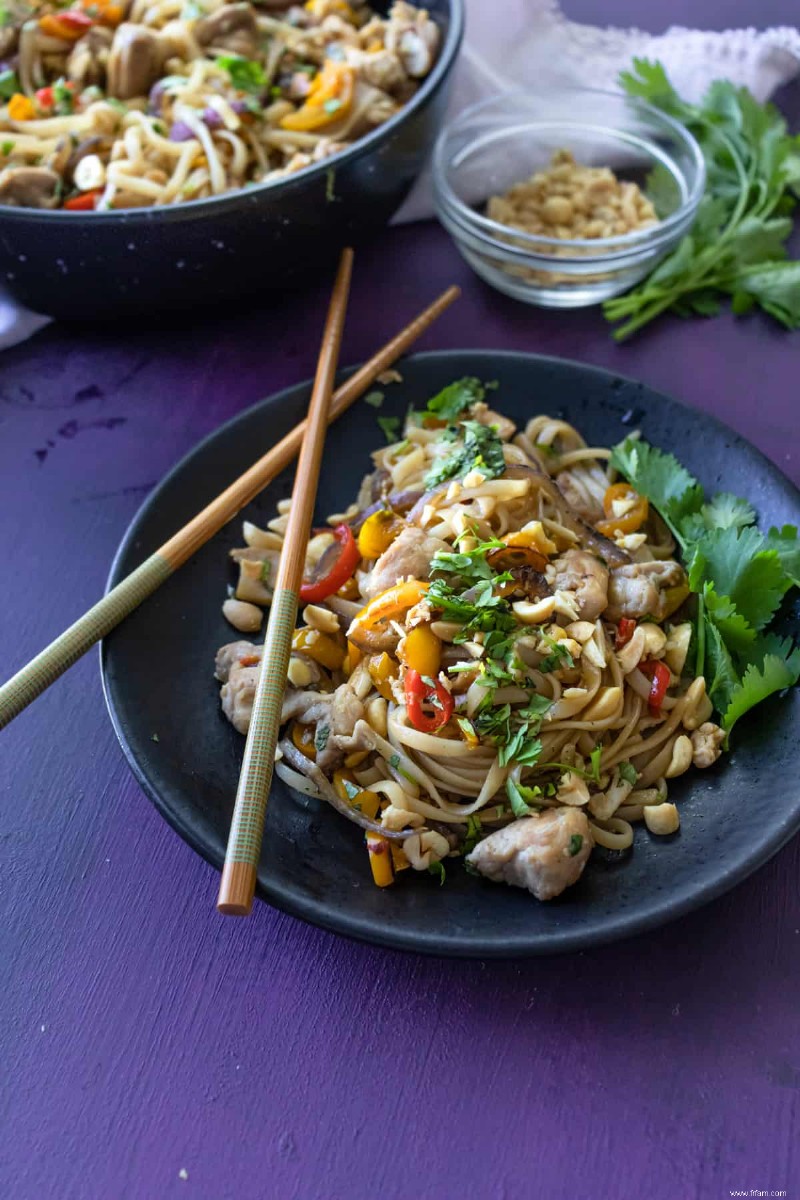 Pad thaï épicé au poulet sain 