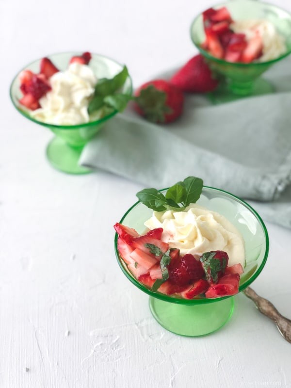 Mousse au chocolat blanc avec fraises et basilic 